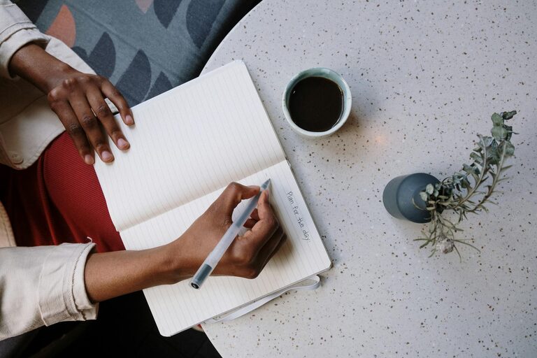 Beginner Guide to Journaling Every Day for a Happier Mind